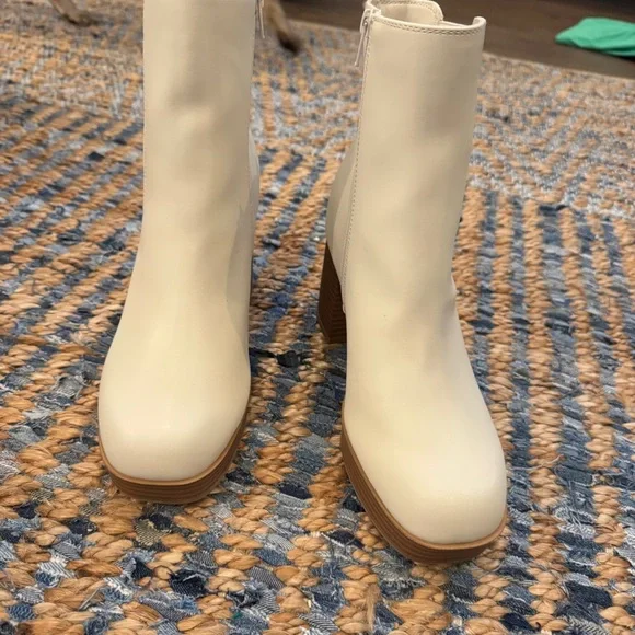 Elegant Cream Ankle Boots with Chunky Heel - Picture 2 of 7